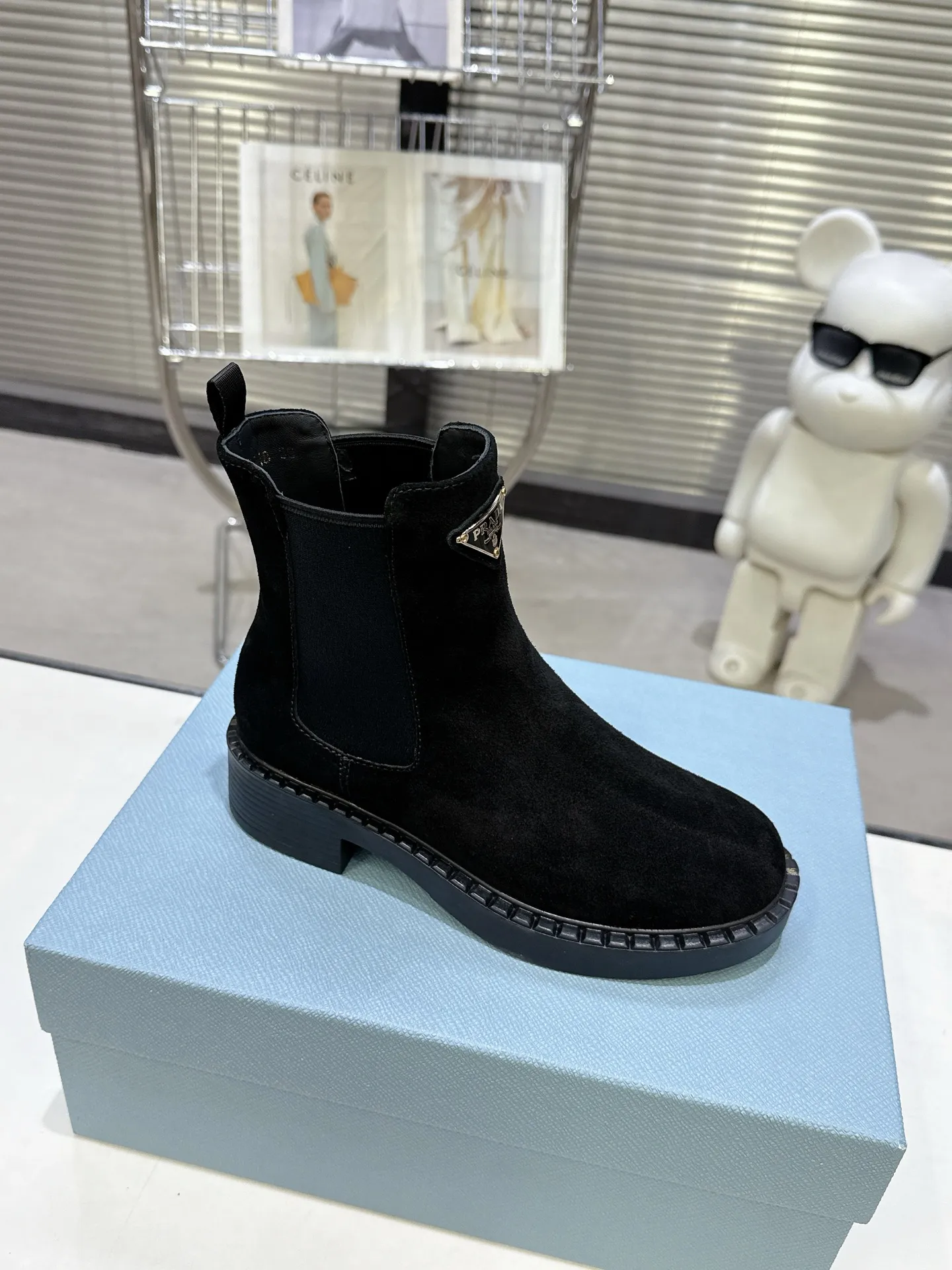 👟👟Ex-factory price 600👟👟 Prada thick-soled retro Martin boots. Elastic elastic, classic thick soles, with triangular buckle. Simple, elegant, fashionable and versatile. Fabric cowhide, open edge beaded cowhide. The lining is made of soft and delicate sheepskin, and the foot feels comfortable. The rubber mold is non-slip and lightweight. Original package sole. Standard size: 35-40. Order 41
